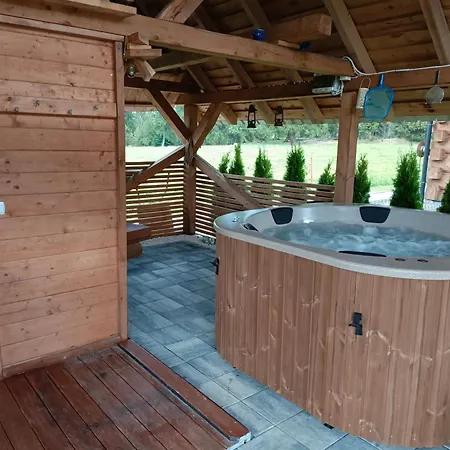 W Zebie Z Jacuzzi 펜션